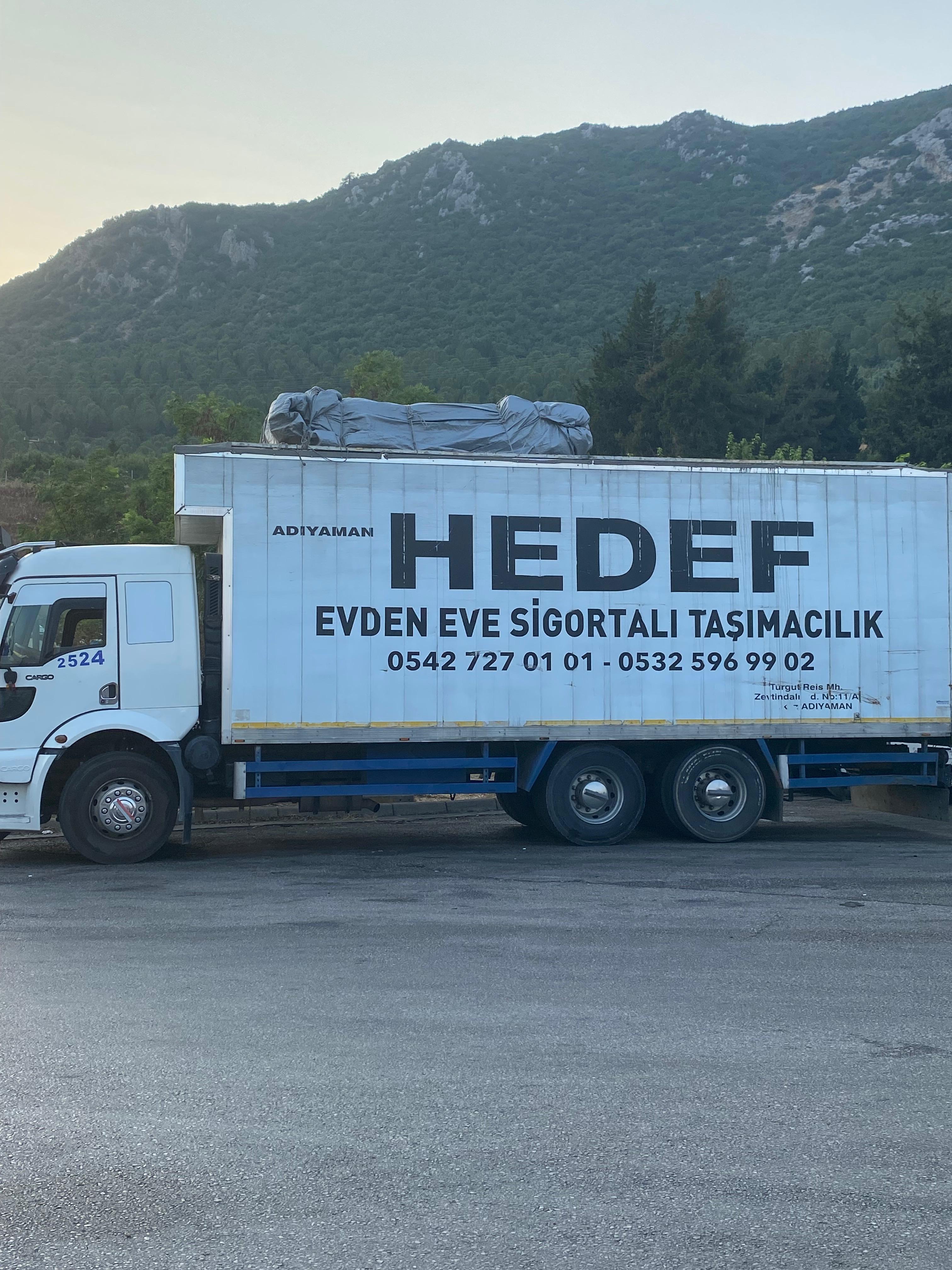 Ekip eşya yüklüyor